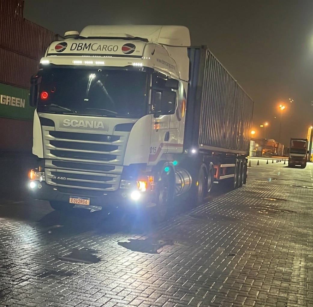 Caminhão da DBM Cargo com container em operação